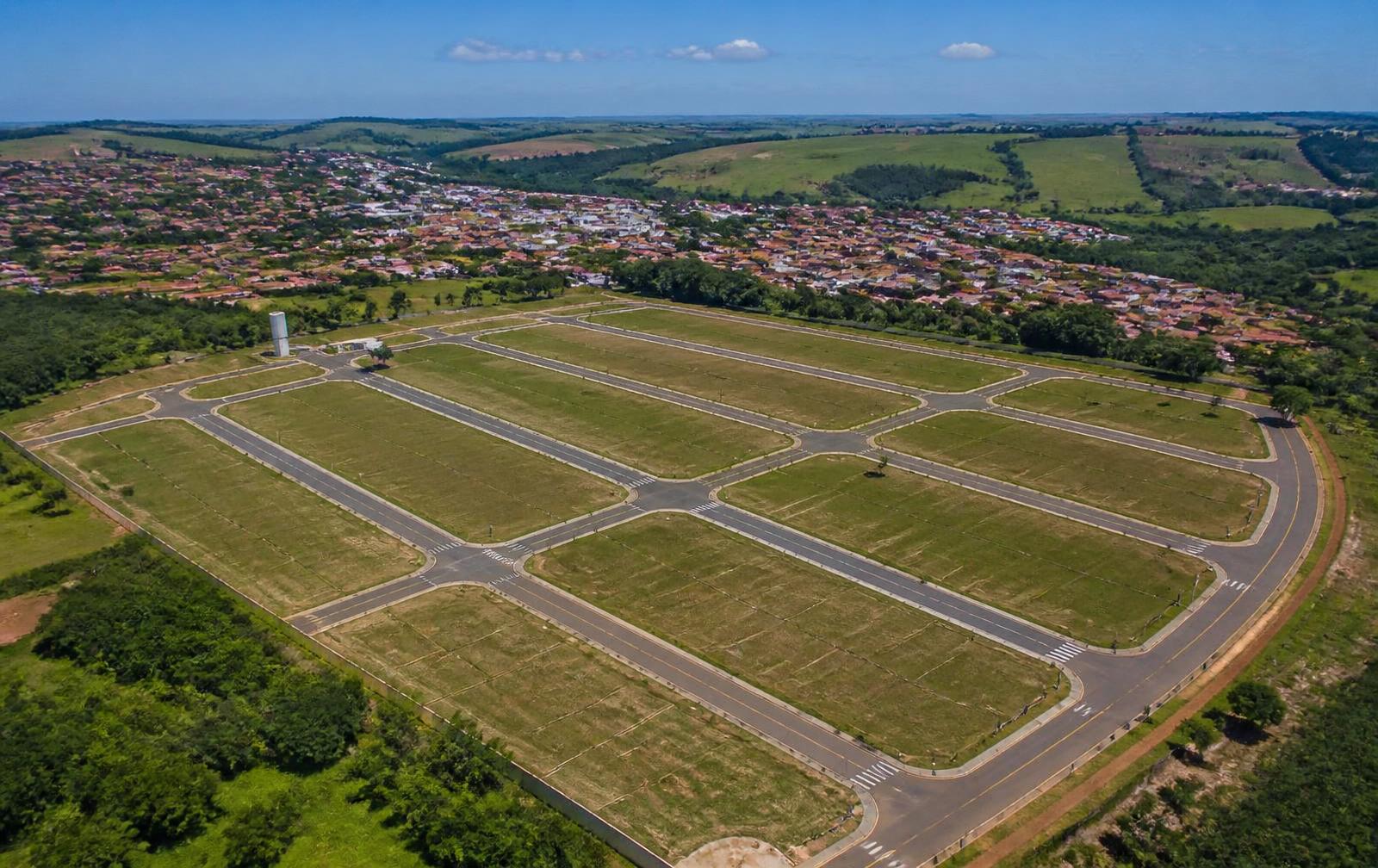 Vista aérea de terrenos e lotes em loteamento